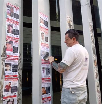Familiares de desaparecidos en CDMX protestan durante partido M&eacute;xico-Chequia