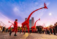 “Les Girafes” recorrieron y conquistaron al público en la Minerva, los Arcos y Paseo Alcalde