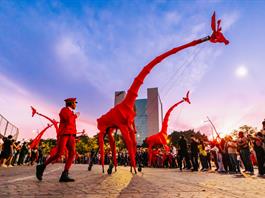 "Les Girafes" recorrieron y conquistaron al público en la Minerva, los Arcos y Paseo Alcalde