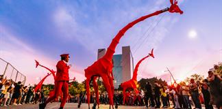 "Les Girafes" recorrieron y conquistaron al público en la Minerva, los Arcos y Paseo Alcalde "Les Girafes" recorrieron y conquistaron al público en la Minerva, los Arcos y Paseo Alcalde