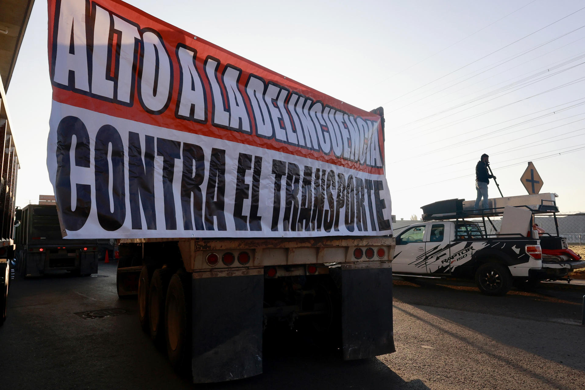 México asegura que hay atención y diálogo con transportistas pese a bloqueos en carreteras