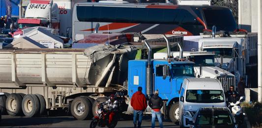 México asegura que hay atención y diálogo con transportistas pese a bloqueos en carreteras