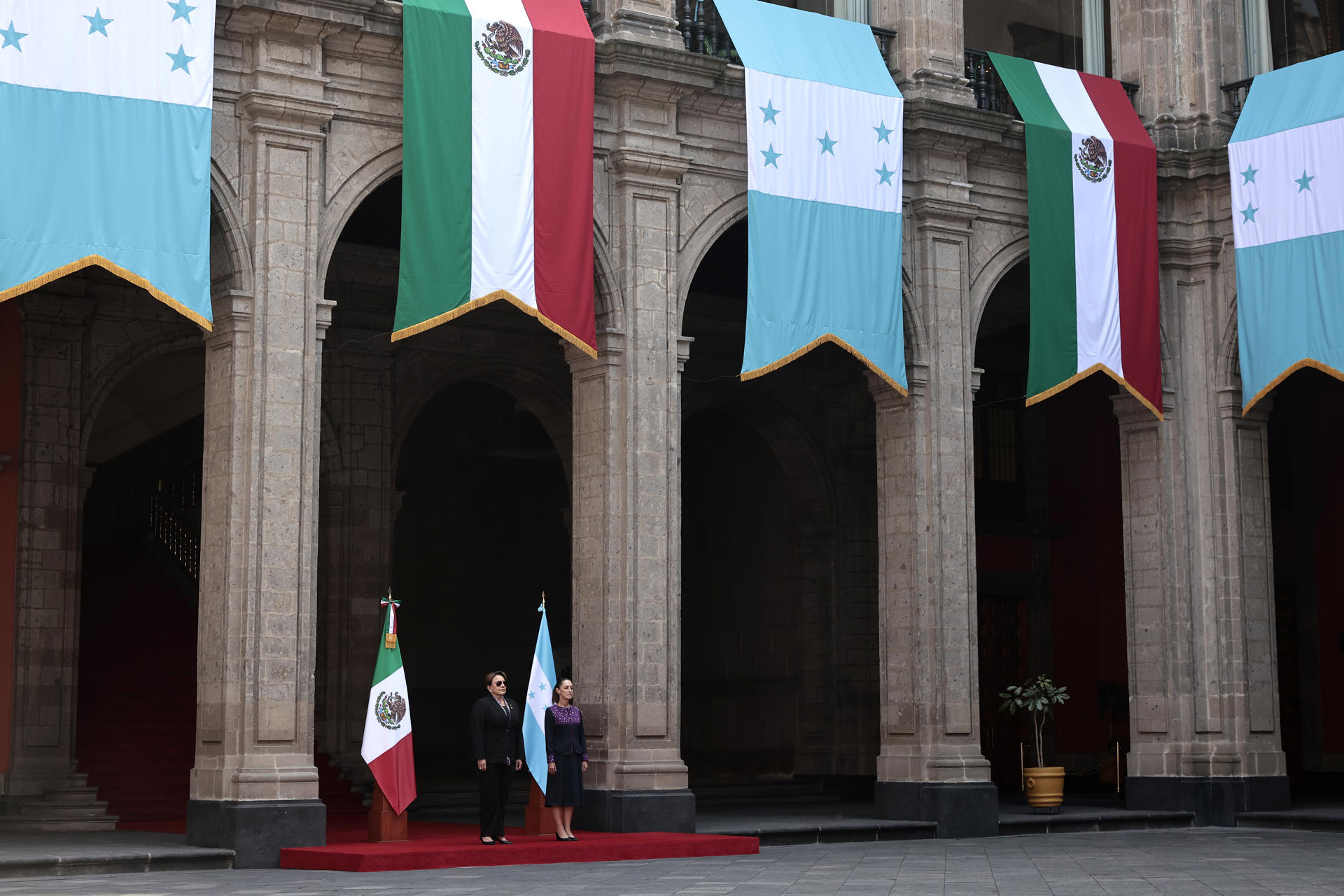 Sheinbaum recibe a Xiomara Castro para fortalecer cooperación bilateral México-Honduras Sheinbaum recibe a Xiomara Castro para fortalecer cooperación bilateral México-Honduras