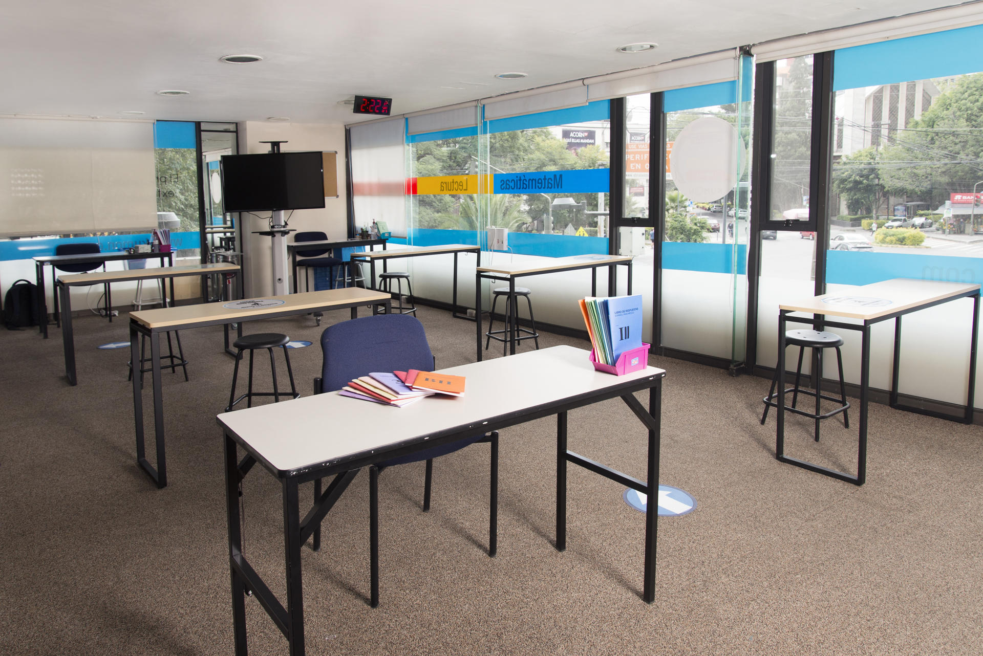 Mexicanos leen un promedio de cuatro libros al año, muy lejos de Japón y Estados Unidos Mexicanos leen un promedio de cuatro libros al año, muy lejos de Japón y Estados Unidos