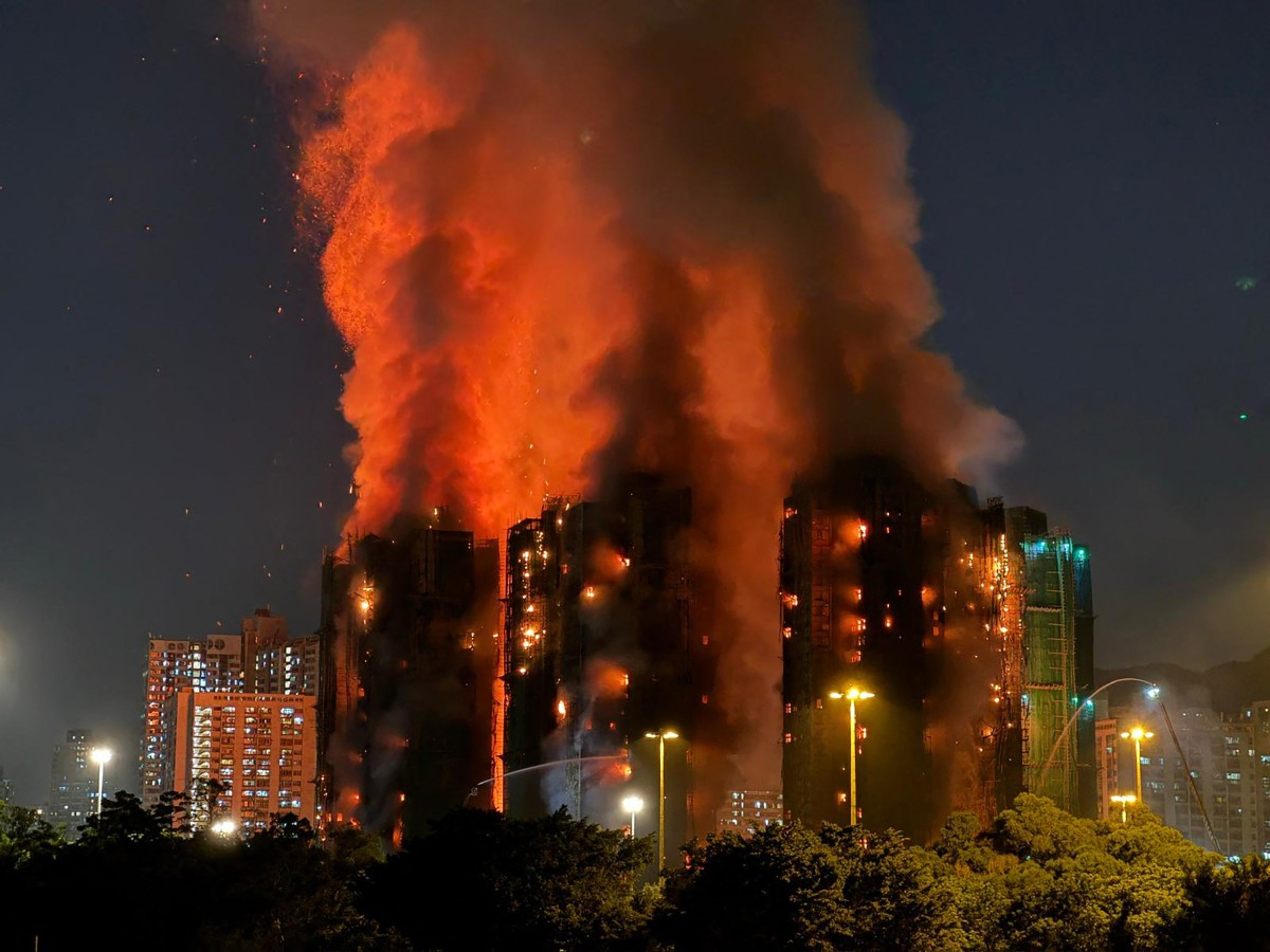 Al menos 36 muertos en un enorme incendio que arrasa un complejo residencial de Hong Kong
