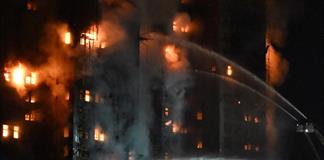 Al menos 36 muertos en un enorme incendio que arrasa un complejo residencial de Hong Kong