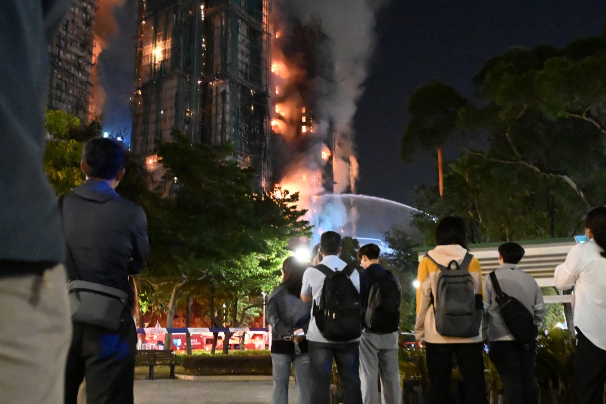 Al menos 36 muertos en un enorme incendio que arrasa un complejo residencial de Hong Kong