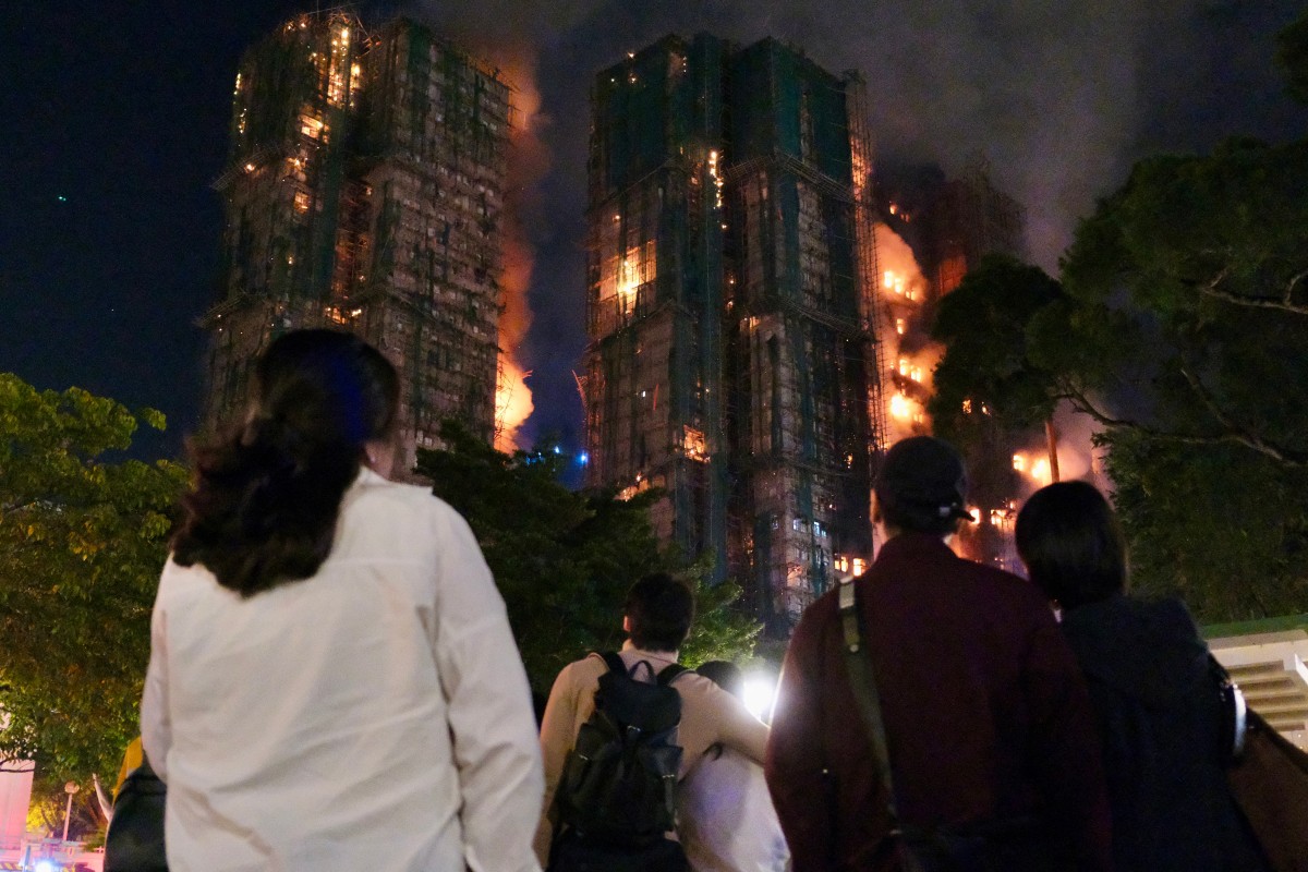 Al menos 36 muertos en un enorme incendio que arrasa un complejo residencial de Hong Kong