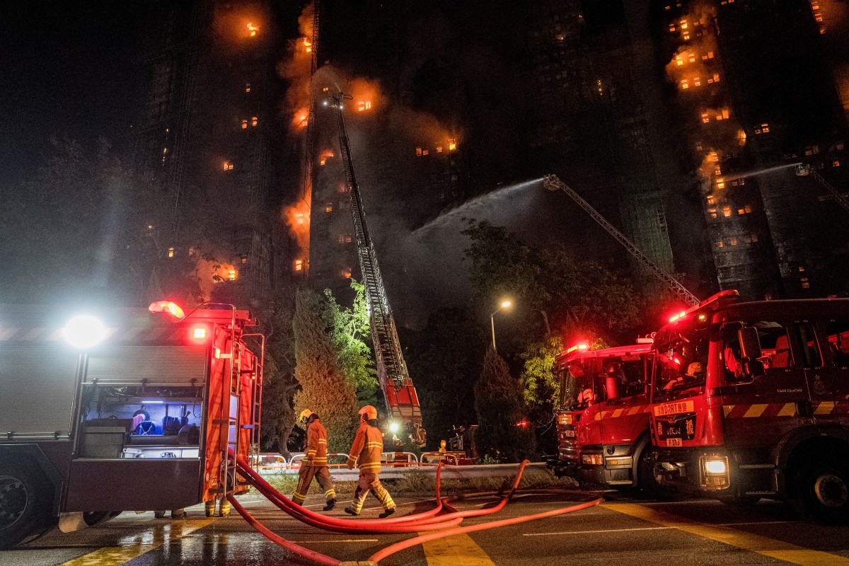 Al menos 36 muertos en un enorme incendio que arrasa un complejo residencial de Hong Kong
