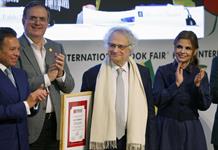 La FIL de Guadalajara recibe el sello de 'Hecho en México' por el secretario de Economía