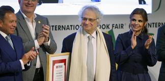 La FIL de Guadalajara recibe el sello de Hecho en México por el secretario de Economía