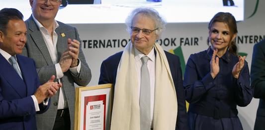 La FIL de Guadalajara recibe el sello de Hecho en México por el secretario de Economía