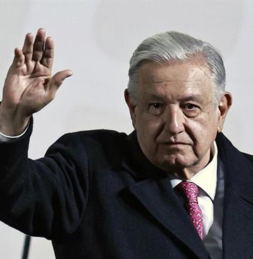 El expresidente mexicano López Obrador reaparece para promocionar su libro Grandeza