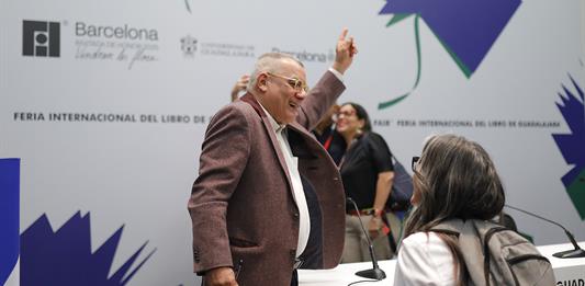 Horacio Castellanos, en la FIL: Los escritores de la periferia sobrevivimos los viajes