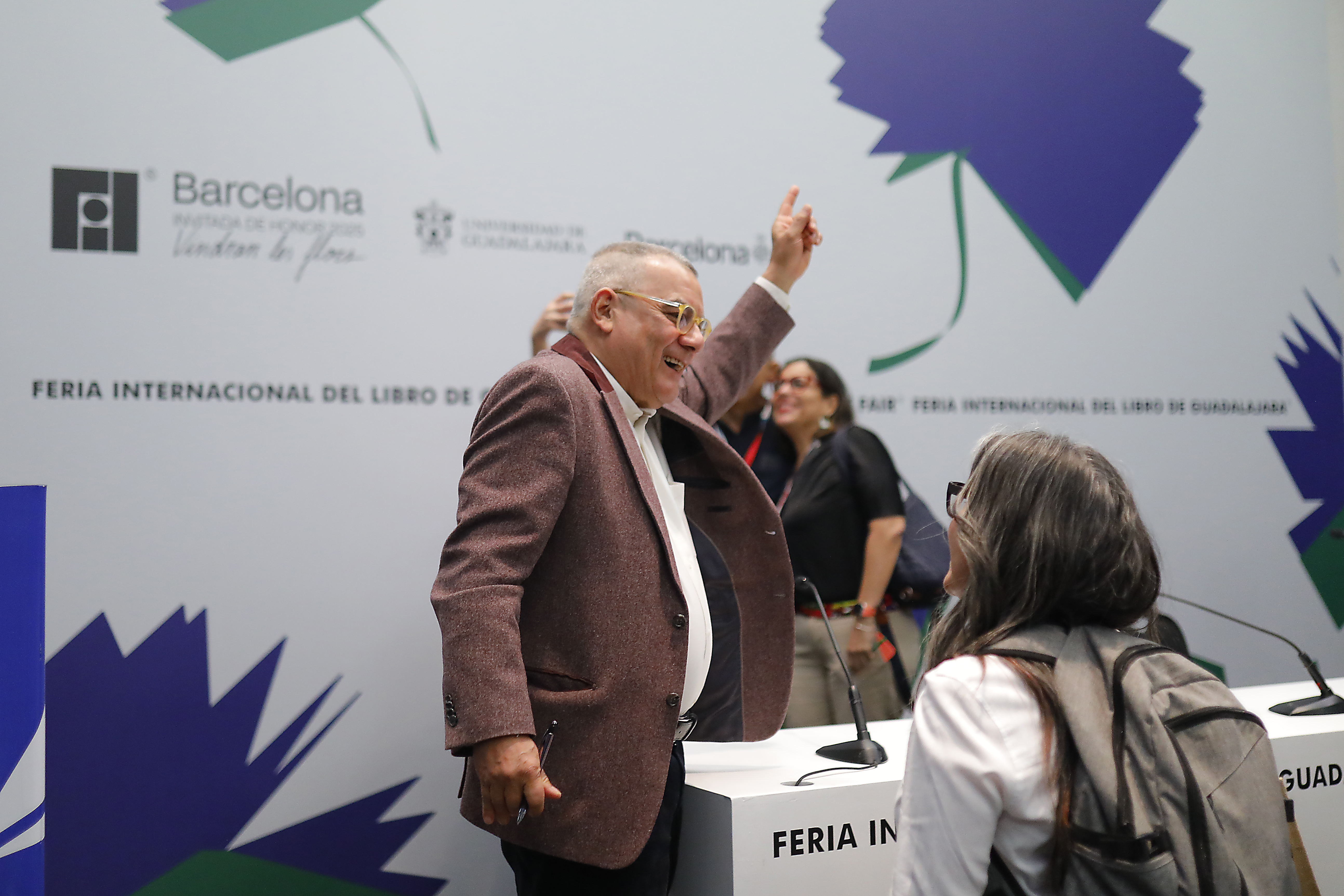 Horacio Castellanos, en la FIL: Los escritores de la periferia sobrevivimos los viajes