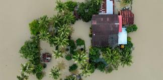 Más de mil muertos tras devastadoras inundaciones en Asia
