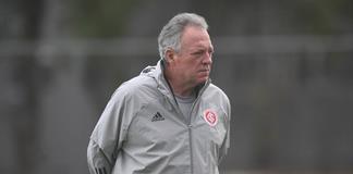 Tropezado inicio del nuevo DT del Inter de Brasil por declaraciones homofóbicas