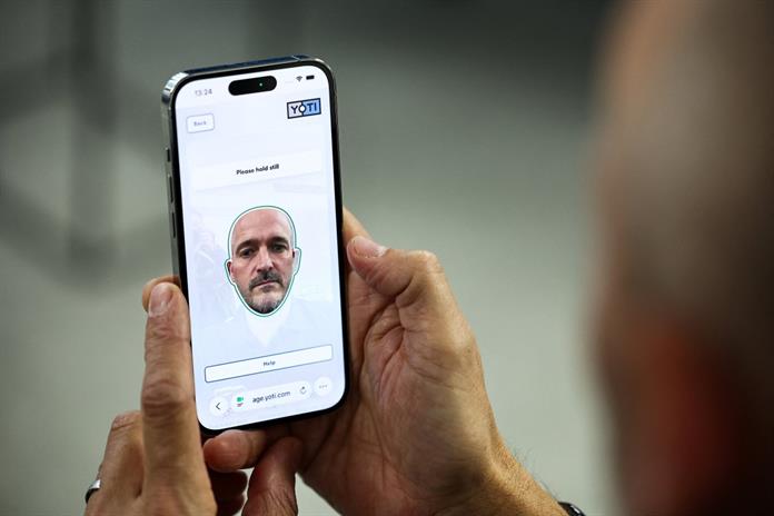 La verificación de la edad con selfis, un sistema en auge para identificar a los menores en internet La verificación de la edad con selfis, un sistema en auge para identificar a los menores en internet