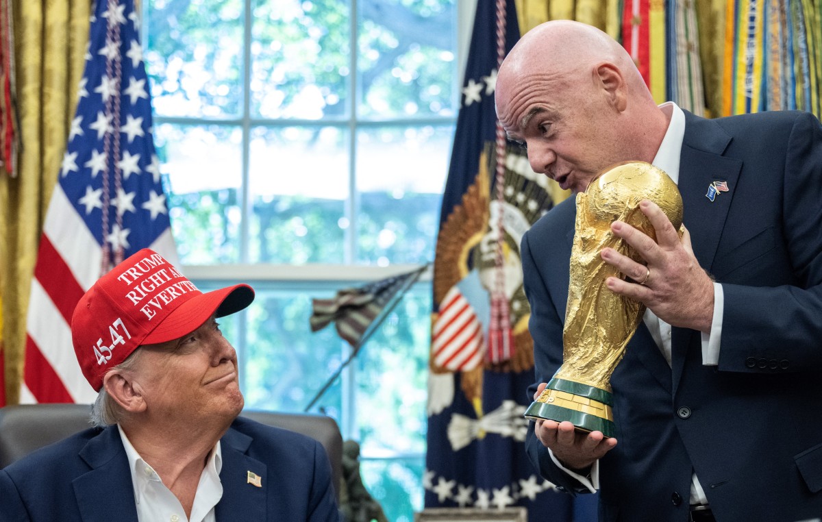 Un Donald Trump dichoso recibe el primer Premio de la Paz de la FIFA