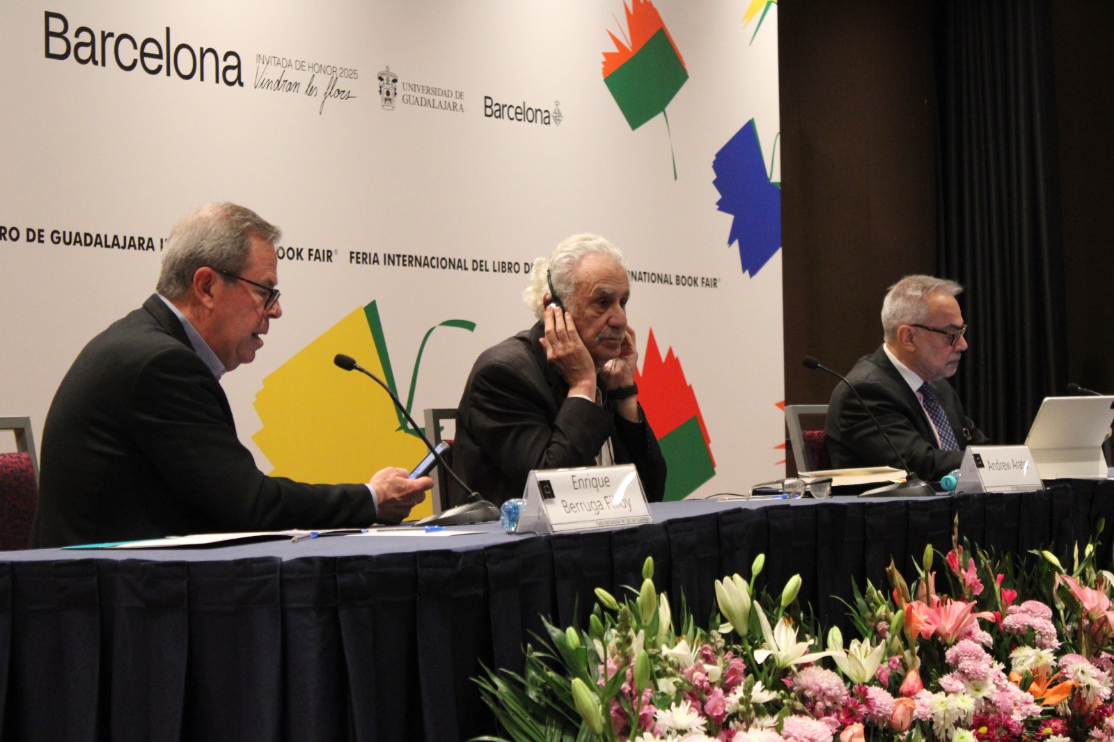 Expertos analizan el debilitamiento de la democracia 