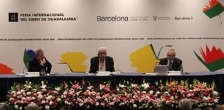 Expertos analizan el debilitamiento de la democracia 