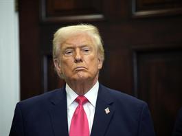 Trump sugiere que dejará expirar el T-MEC y buscará un nuevo acuerdo con México y Canadá