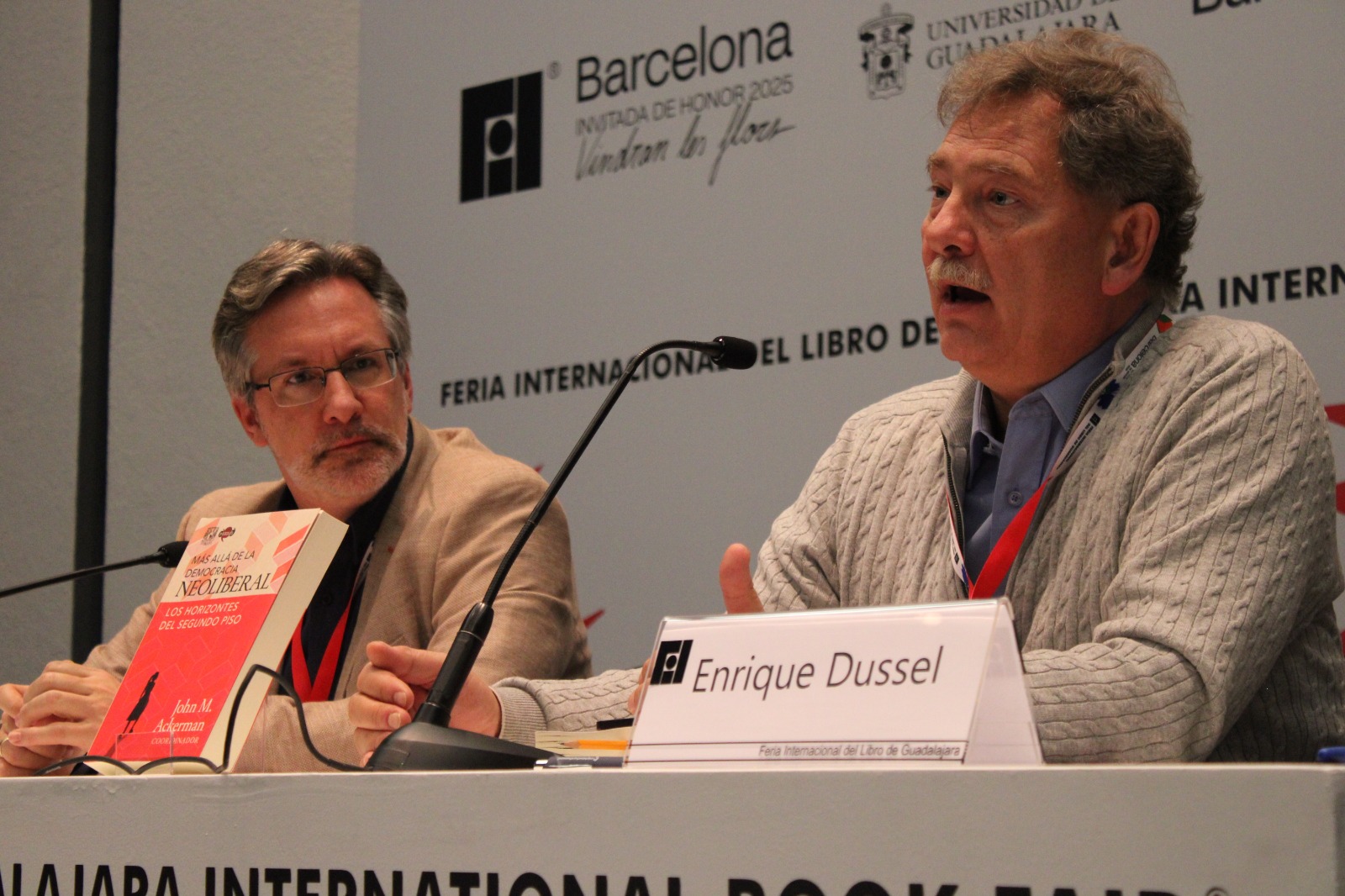 Enrique Dussel presenta libro y propone reforma fiscal para pagar las deudas sociales 