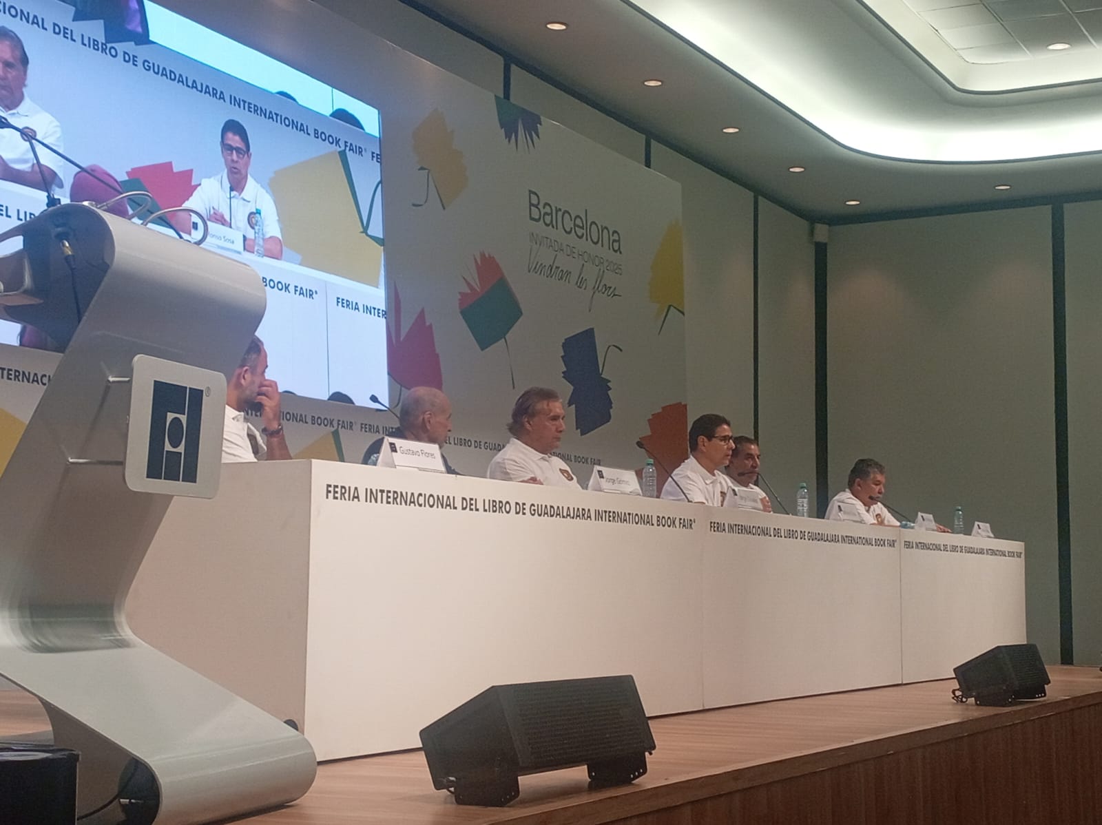 Leyendas de Leones Negros reviven su historia en la FIL y llaman a regresar a Primera División