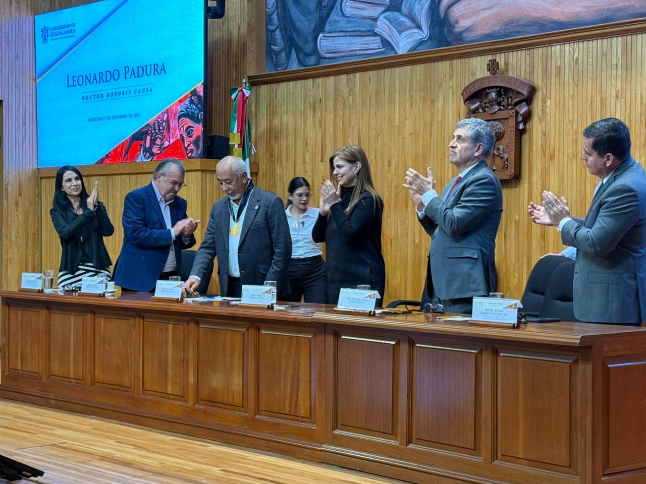 Leonardo Padura recibe Honoris Causa en Guadalajara y reconstruye su vínculo con la ciudad