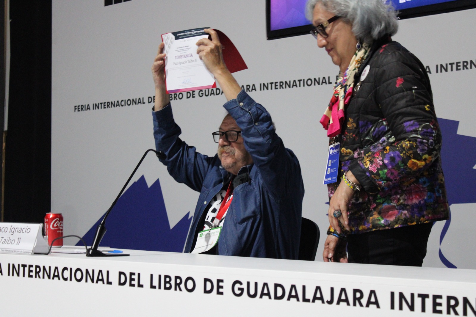 Paco Ignacio Taibo II dice no a las bibliotecas silenciosas y exige  abrir la Puerta a la Lectura