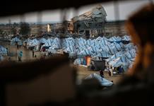 Una boda colectiva brinda una inusual escena de felicidad entre las ruinas de Gaza Una boda colectiva brinda una inusual escena de felicidad entre las ruinas de Gaza