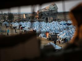 Una boda colectiva brinda una inusual escena de felicidad entre las ruinas de Gaza Una boda colectiva brinda una inusual escena de felicidad entre las ruinas de Gaza