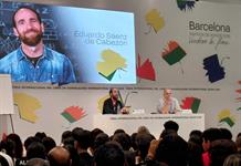 Mil jóvenes estallan en aplausos en la FIL con el humor matemático de Eduardo Sáenz de Cabezón