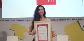 "Espero no sentirme nunca demasiado cómoda en la escritura,": Fernanda Trías tras recibir el Premio Sor Juana en la FIL