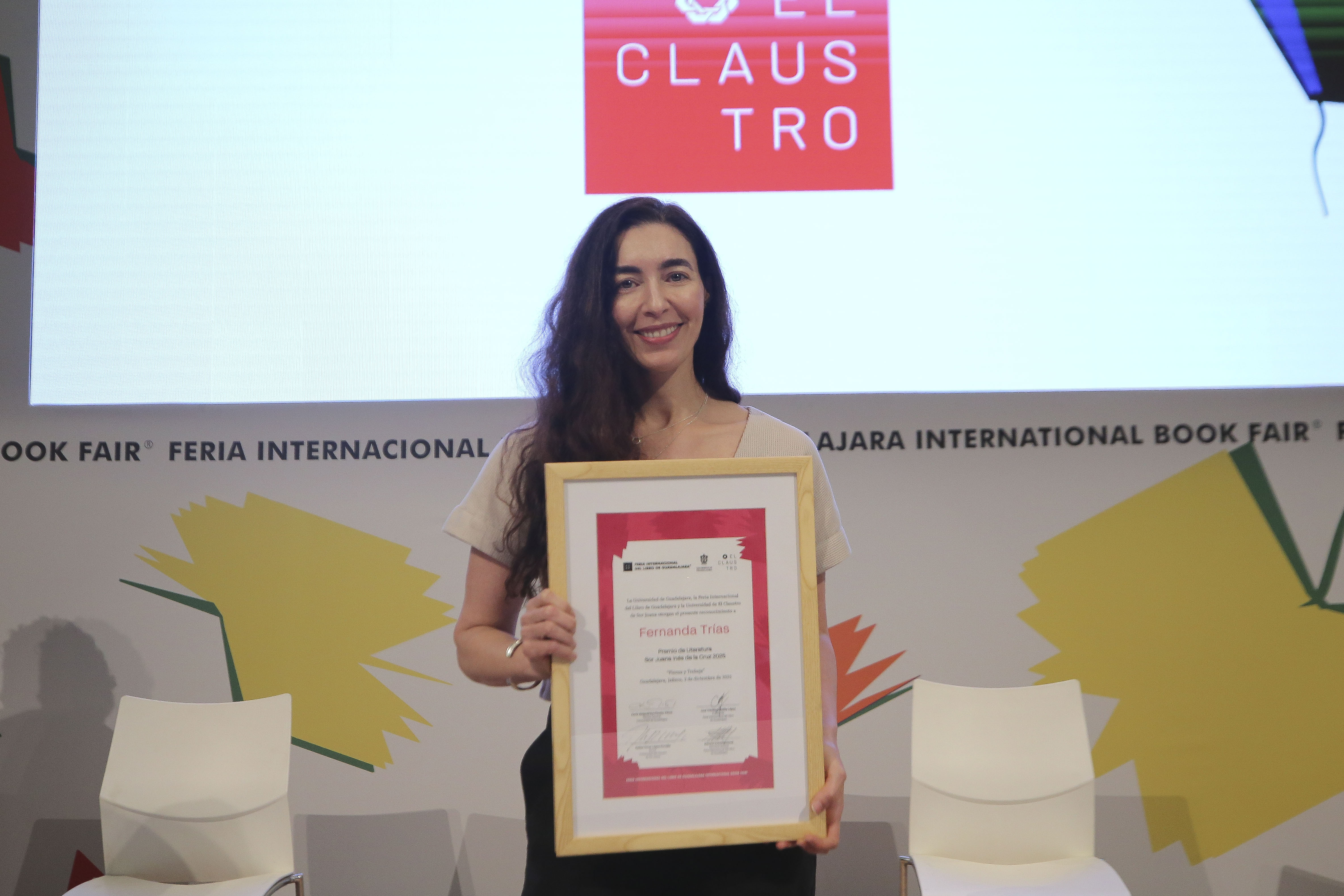 “Espero no sentirme nunca demasiado cómoda en la escritura,”: Fernanda Trías tras recibir el Premio Sor Juana en la FIL
