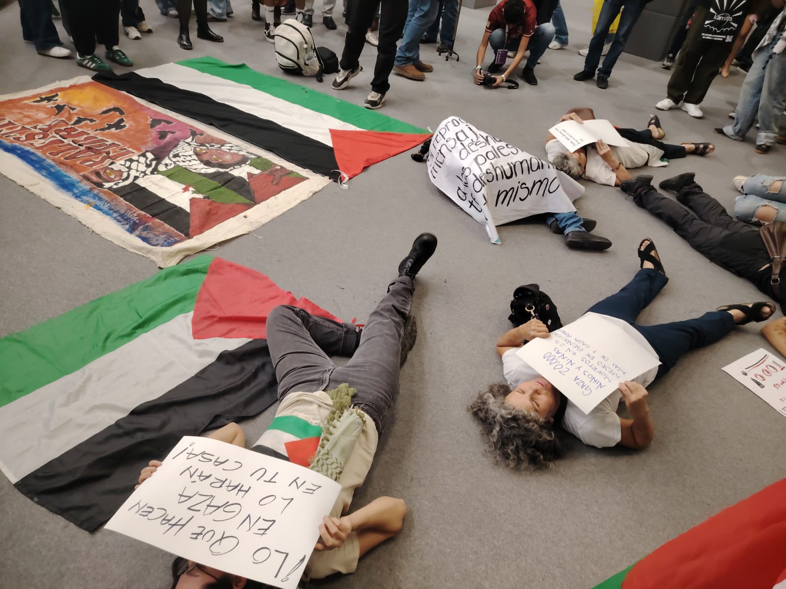 “Los niños de Gaza no son una amenaza”: activistas realizan performance en la FIL Guadalajara