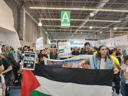 "Los niños de Gaza no son una amenaza": activistas realizan performance en la FIL Guadalajara "Los niños de Gaza no son una amenaza": activistas realizan performance en la FIL Guadalajara