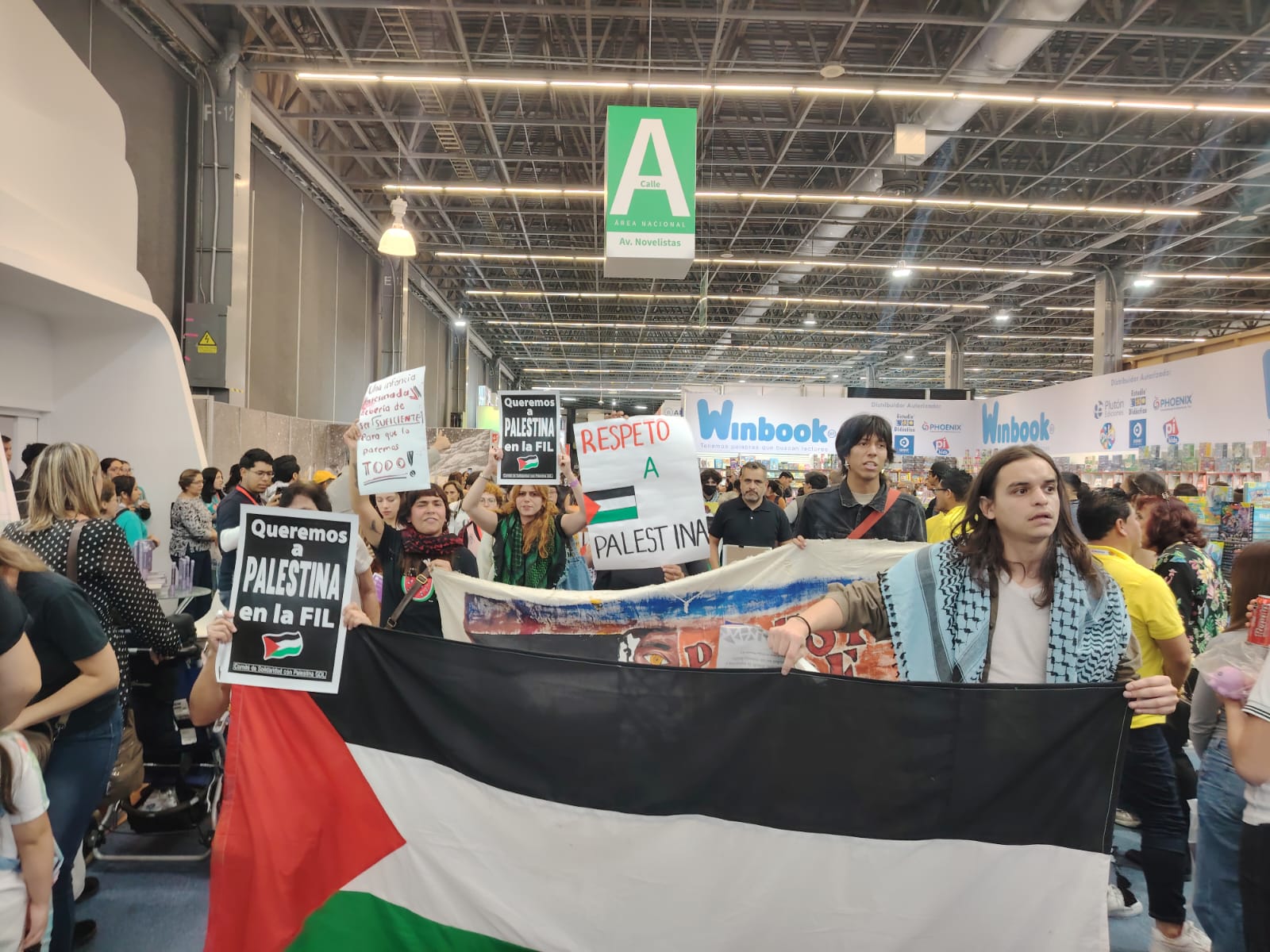 “Los niños de Gaza no son una amenaza”: activistas realizan performance en la FIL Guadalajara