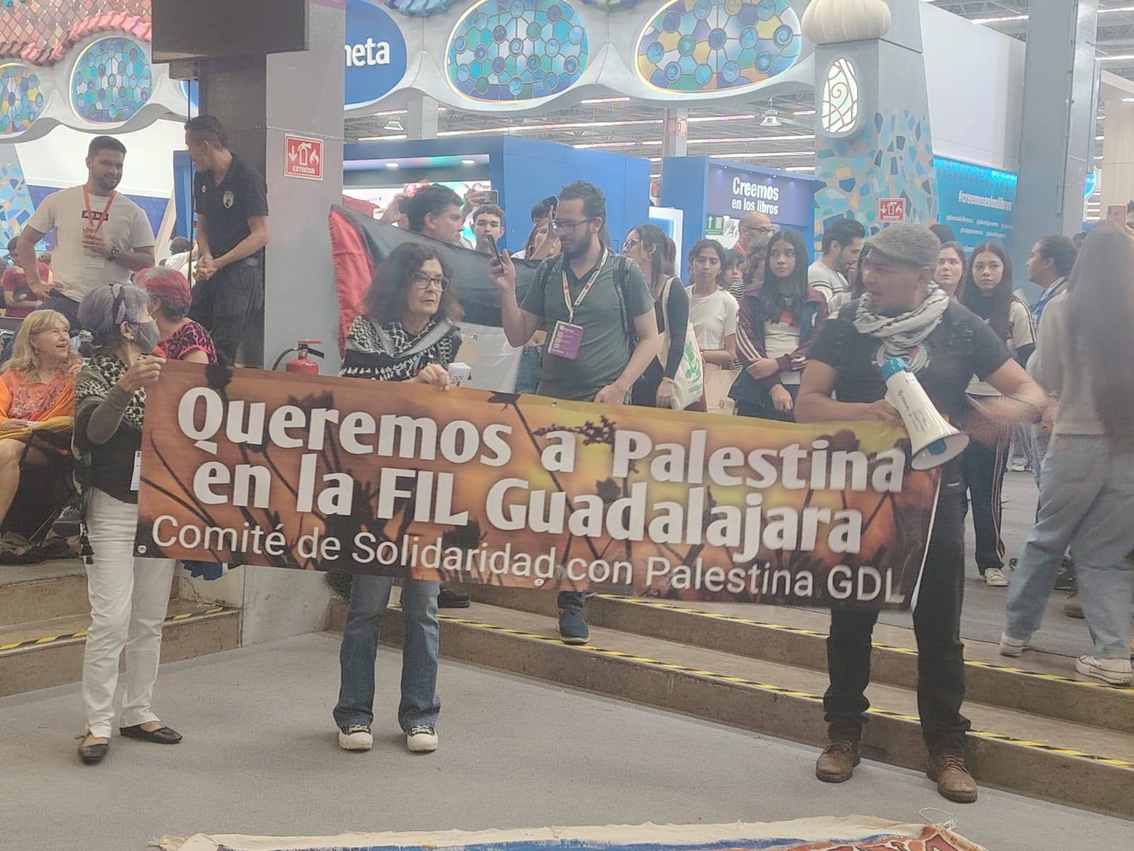 “Los niños de Gaza no son una amenaza”: activistas realizan performance en la FIL Guadalajara