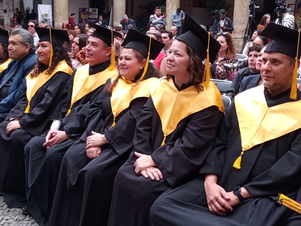 Se gradúan como abogados y psicólogos 30 trabajadores del Congreso local