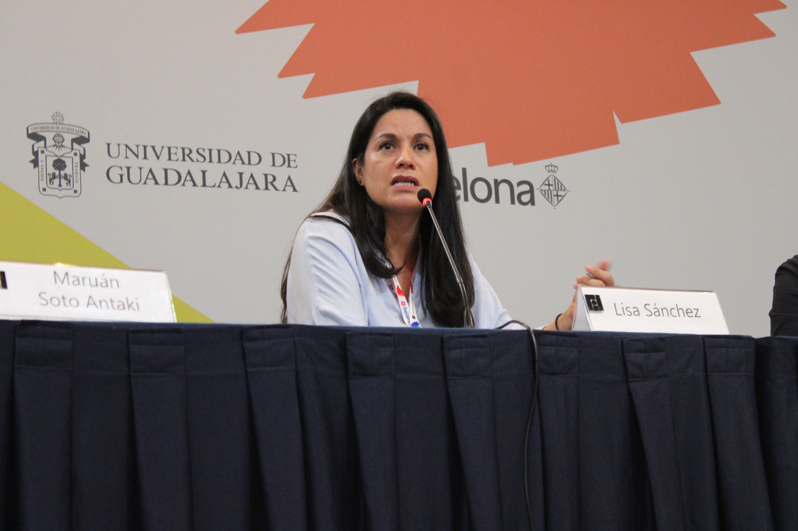 Expertos en la FIL denuncian autoritarismo disfrazado de paz como nueva amenaza global