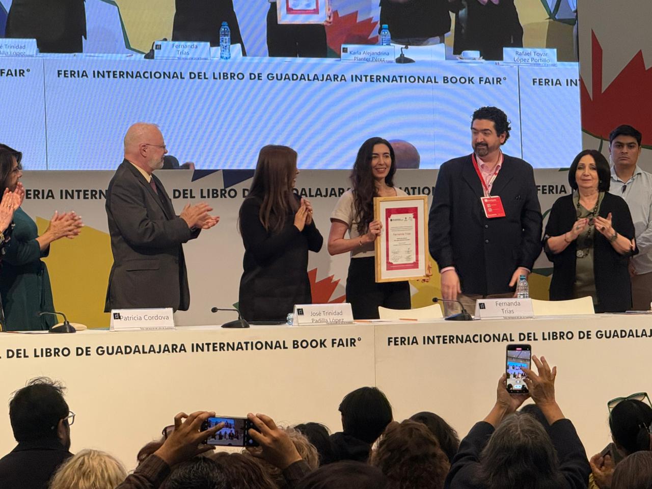 “Espero no sentirme nunca demasiado cómoda en la escritura,”: Fernanda Trías tras recibir el Premio Sor Juana en la FIL