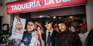 Dua Lipa seduce a América Latina con samba, fútbol y tacos