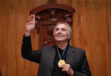 Cantar por el placer de cantar: Joan Manuel Serrat recibe Honoris Causa por la UdeG