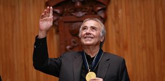 Cantar por el placer de cantar: Joan Manuel Serrat recibe Honoris Causa por la UdeG