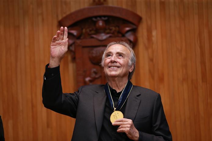 Cantar por el placer de cantar: Joan Manuel Serrat recibe Honoris Causa por la UdeG Cantar por el placer de cantar: Joan Manuel Serrat recibe Honoris Causa por la UdeG