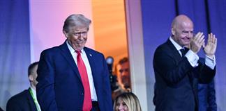 Un Donald Trump dichoso recibe el primer Premio de la Paz de la FIFA Un Donald Trump dichoso recibe el primer Premio de la Paz de la FIFA