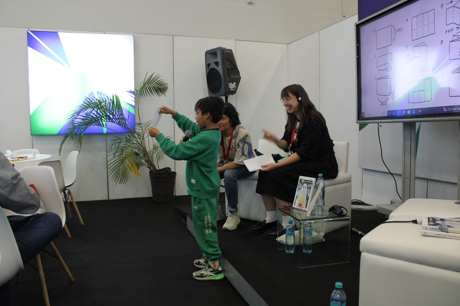 Lize Meddings comparte su proceso creativo y enseña a los asistentes a crear sus propias historias Lize Meddings comparte su proceso creativo y enseña a los asistentes a crear sus propias historias