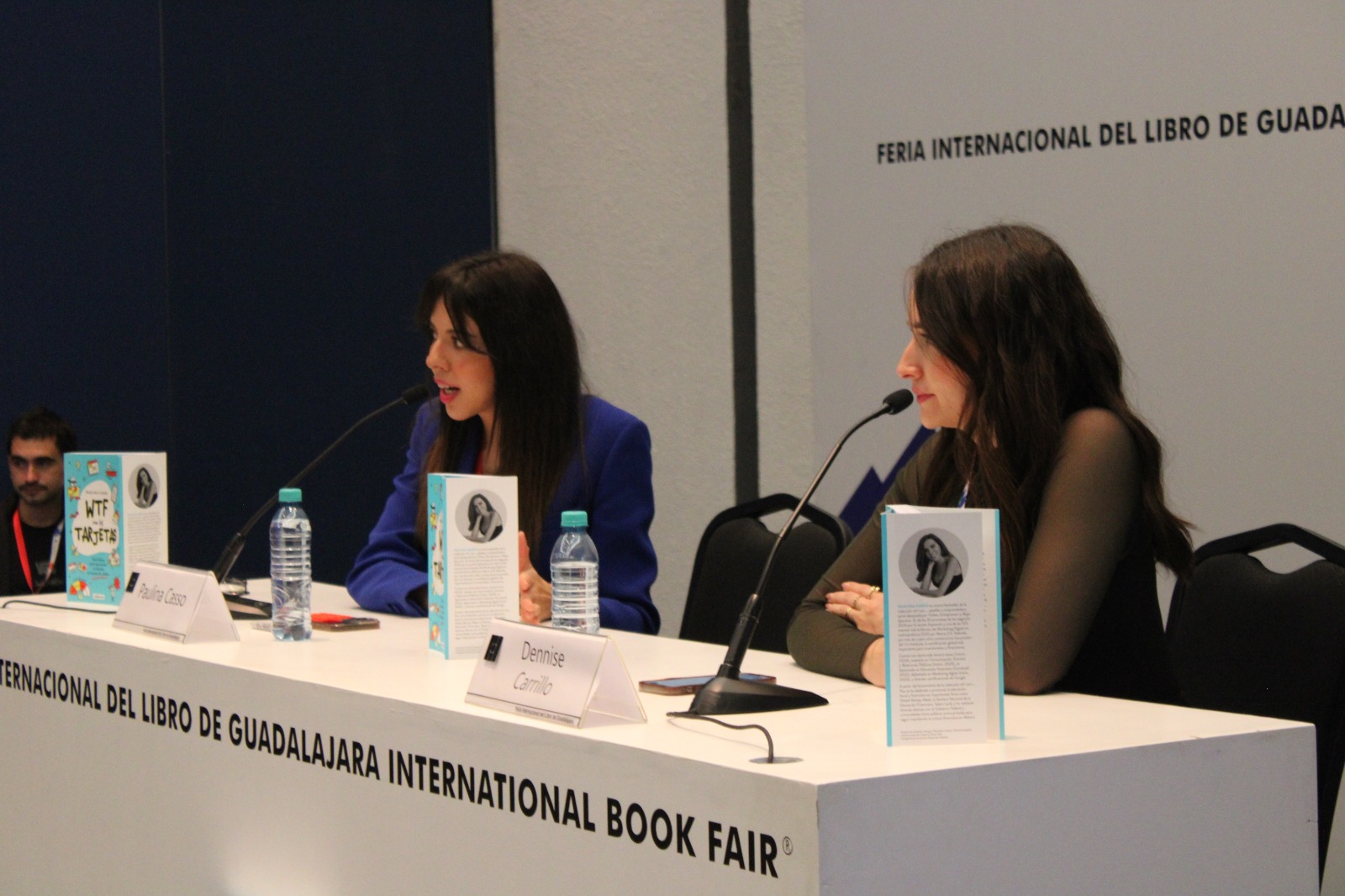 Paulina Casso, autora de la colección “WTF con…” explica a jóvenes en la FIL cómo funcionan las tarjetas de crédito 