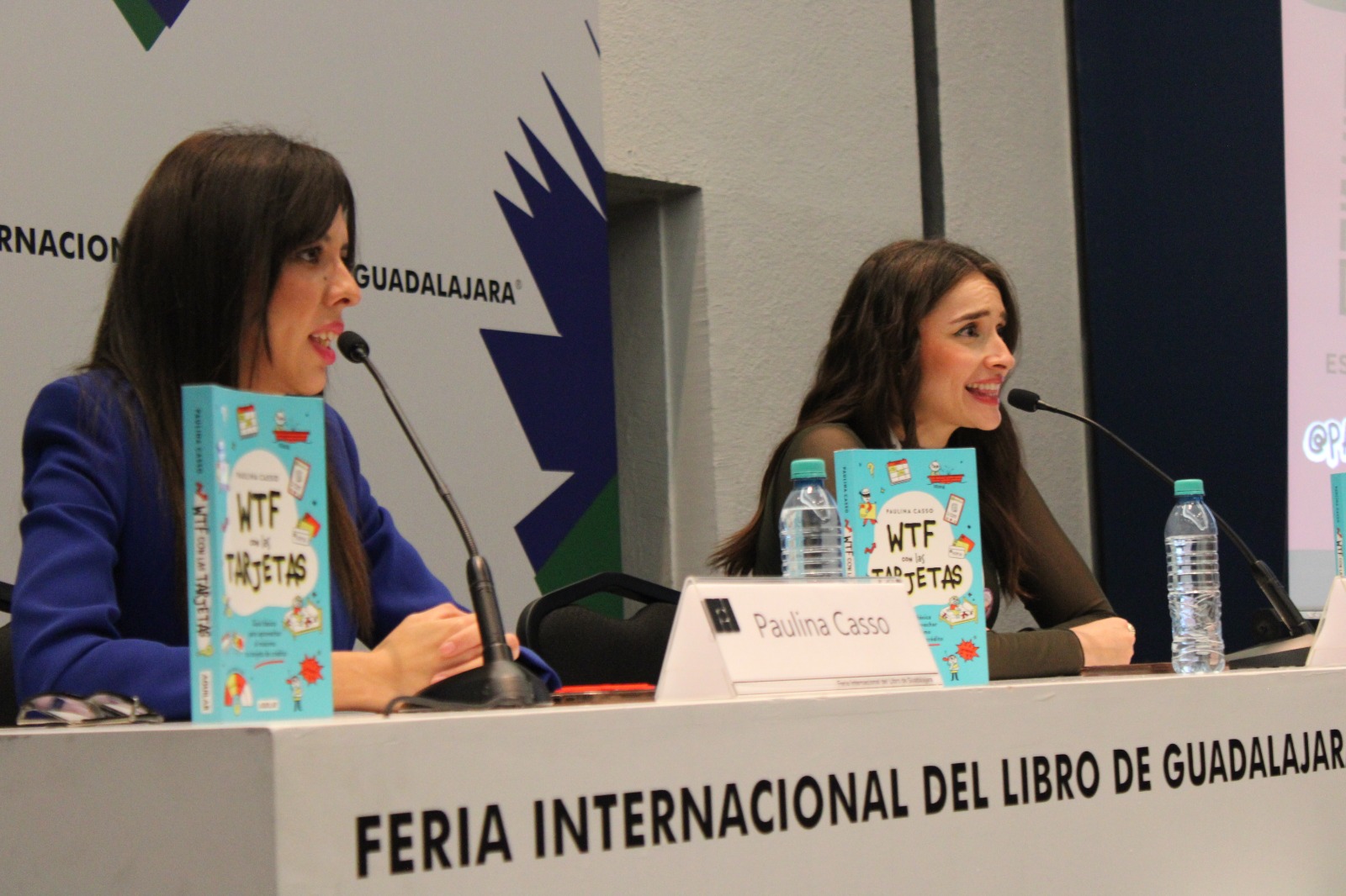 Paulina Casso, autora de la colección “WTF con…” explica a jóvenes en la FIL cómo funcionan las tarjetas de crédito 